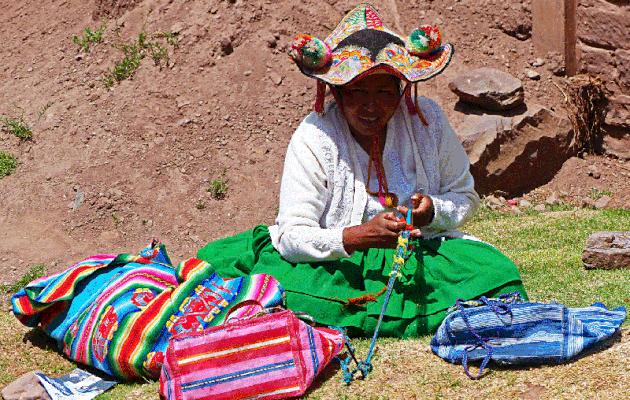Tisseuse de bracelets originaire de la Péninsule de Capachica (Animation gif) - Ile Taquile - Lac Titicaca - Pérou