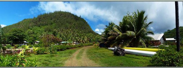 Pirogues va'a à l'entrée du village de Parea - Huahine - Polynésie française