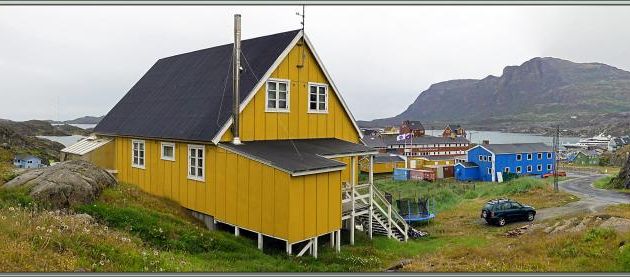 Vues sur la superbe baie Kangerluarsunnguaq et la montagne Palasip Qaqqaa. A droite, on peut voir l'Austral à quai - Sisimiut - Groenland 