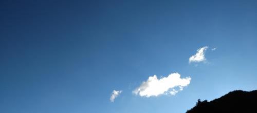 Couple de nuages (encore le ciel oui)