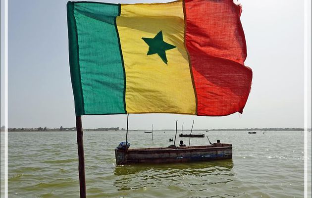 Retour vers "le port" en passant dans la zone du stockage du sel  - Lac Rose (Lac Retba) - Sénégal
