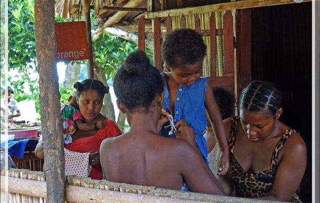 Magasin "fourre-tout" : des œufs aux cartes de téléphone en passant par les fripes, on y trouve (presque) tout - Antanabe - Nosy Sakatia - Madagascar 