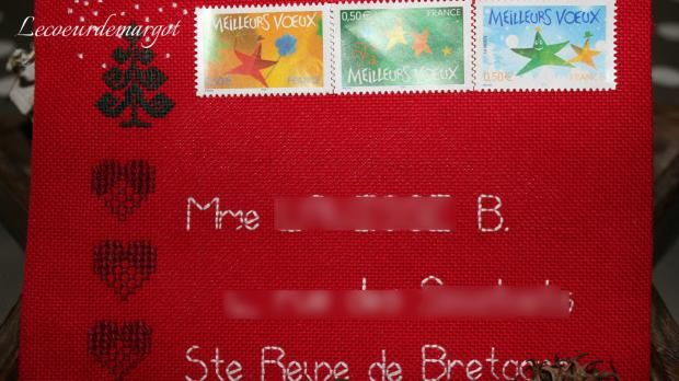 Courrier brodé sur toile rouge