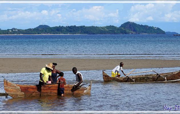Pirogues et piroguiers - Antanabe - Nosy Sakatia - Madagascar