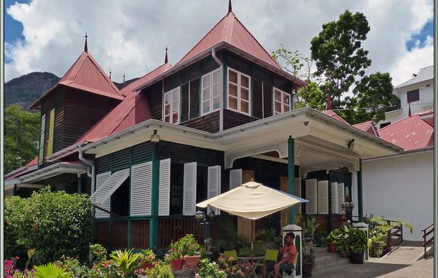 Grande case créole (classée monument historique) doublée d'un bon restaurant : Marie Antoinette - Victoria - Mahé - Seychelles
