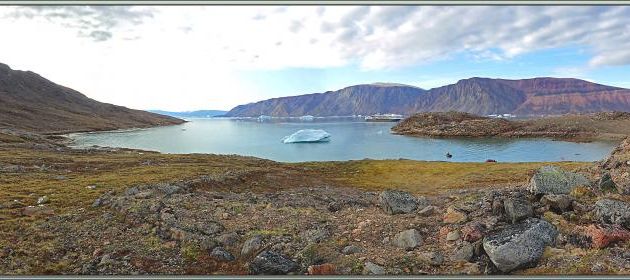 Panoramas admirés, lors de la montée à travers la toundra, vers le belvédère sur Bowdoin Glacier - Région de Qaanaaq - Groenland
