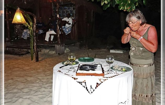 Le repas de ce premier jour débute sur la plage par un apéritif en musique - Nosy Tsarabanjina - Archipel des Mitsio - Madagascar