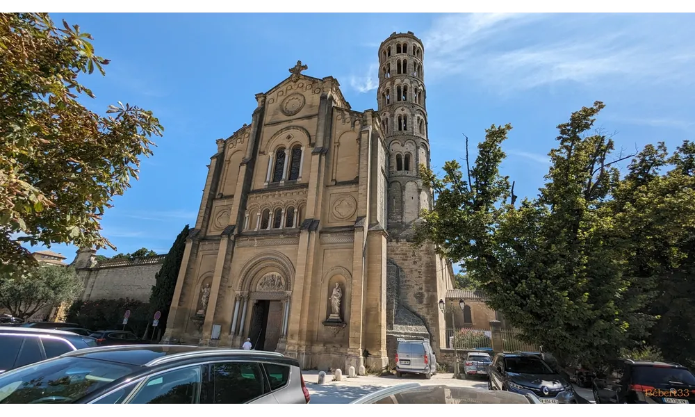 la cathédrale d'Uzès dans le Gard - 2
