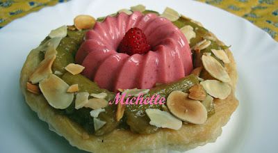 Tartelette feuilletée maison, compote de rhubarbe, gelée crémeuse de fraise