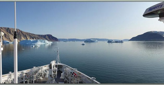 Navigation dans le Fjord Inglefield - Région de Qaanaaq - Groenland