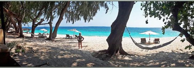 Après presque 2 heures de bateau rapide, un bon petit casse-croûte, nous retrouvons enfin la plage sud et notre bungalow mais avec un jour de retard - Tsarabanjina - Archipel des Mitsio - Madagascar