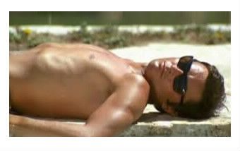 Delon palmé sous les palmiers de Cannes.