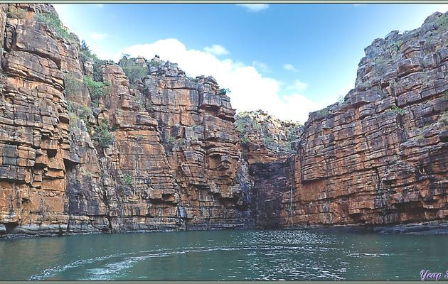 La cascade du bras Est de la King George River est, elle aussi, à sec. La journée et cette croisière "Kimberley" vont se terminer par un superbe coucher de soleil puis la navigation nocturne vers Darwin - Baie de Koolama - Oombulgurri - Kimberley - Australie