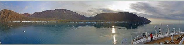 3/08/2019 : l'Austral est ancré au large de Grise Fiord (ᐊᐅᔪᐃᑦᑐᖅ ou Aujuittuq, le Village qui ne dégèle jamais) - Ellesmere Island - Nunavut - Canada