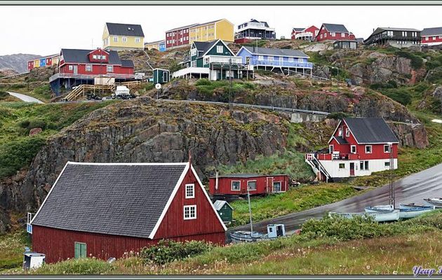 Des habitations très colorées, perchées sur pilotis ou sur des rochers ... ou les deux - Sisimiut - Groenland