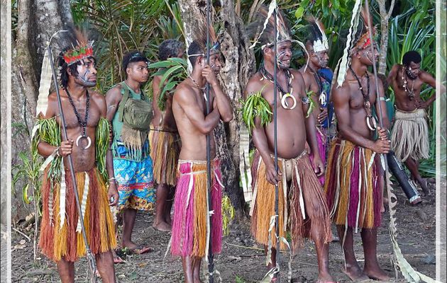 Les hommes de l'ethnie Waema en tenue de fête avant et après leurs spectacles de chants et danses (voir la vidéo pour les danses) - Alotau - Papouasie Nouvelle-Guinée