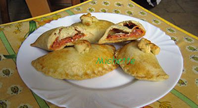 Chaussons à l'huile d'olive farcis au chorizo, chèvre et piquillos