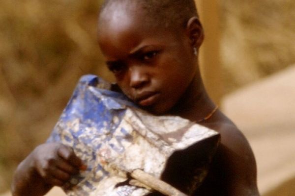 Togo 1985 : enfant à la guitare