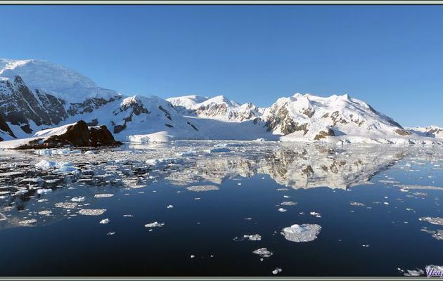 Débarquement dans Paradise Bay en face de la base argentine d'Almirante Brown - Péninsule Antarctique