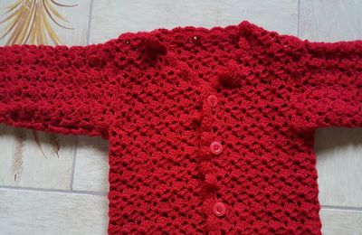 Une veste rouge, au crochet, pour Alice...