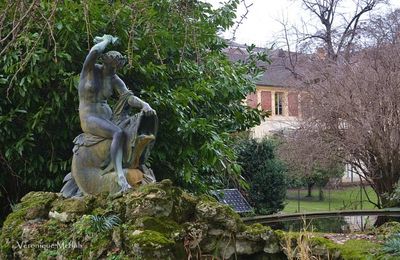 La nymphe tourmentant un Dauphin, Joseph Félon (1818-1896) Sculpture en Bronze.