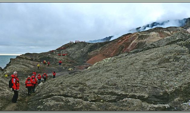 Approche d'un des antres du Diable - Smoking Hills - Cape Bathurst - Territoires du Nord-ouest - Canada