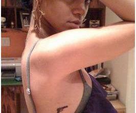 117# 27/03/09 Rihanna sest fait tatouer un pistolet