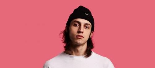 Roméo Elvis raconte son chagrin d'amour dans le clip de "Malade"