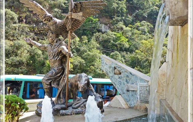 Fontaine à la gloire de Pachacutec avec la trilogie des animaux sacrés des Incas : le condor,le jaguar et le serpent - Aguas Calientes - Pérou