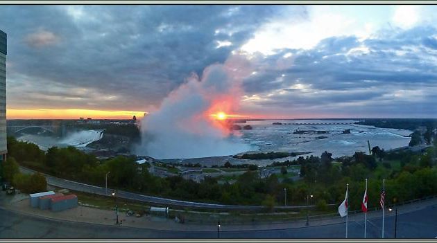 Vue panoramique du lever de soleil derrière le Fer à Cheval - Chutes du Niagara - Ontario - Canada