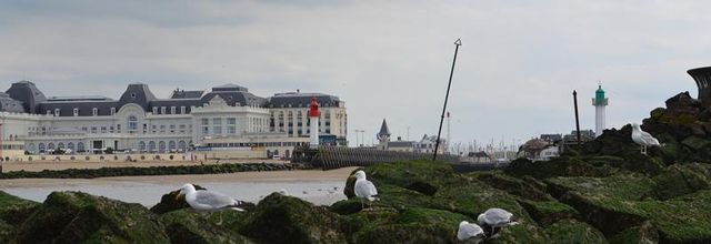 Deauville : la Touques sépare Deauville de Trouville.
