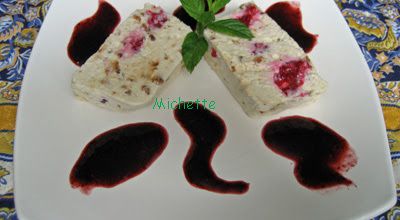 Nougat glacé à la crème de nougat, brousse, framboise et son coulis