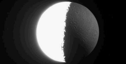 La lumière de la nuit de la lune Dioné de Saturne