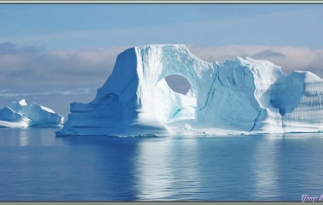 Transformation visuelle du très bel iceberg à arche - Fjord Uummannaq - Groenland