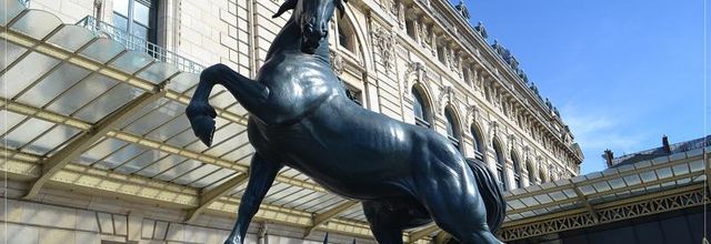 Les sculptures du parvis du Musée d'Orsay : 3) Cheval à la herse