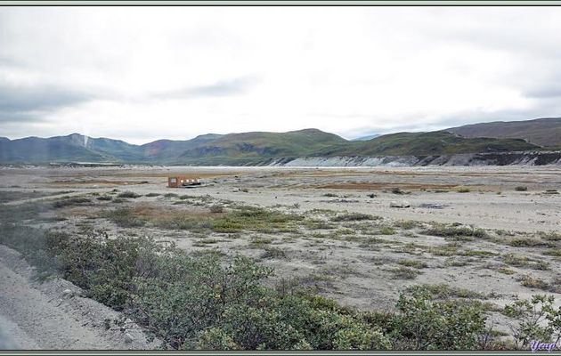 Au bord de la rivière Qinnguata Kuussua : le second terrain de golf 18 trous le plus septentrional du monde, mais probablement le plus étonnant ! - Kangerlussuaq - Groenland