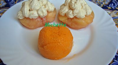 Sorbet à l'abricot, pêche pochée, chantilly au nougat