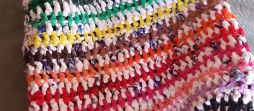 Des rayures arc-en-ciel pour un sac en plastique crocheté