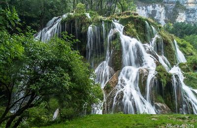 Baume : une cascade sous la pluie