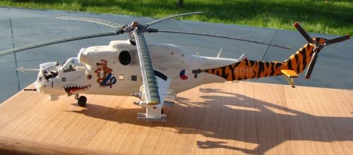 Maquette hélicoptère Mil Mi 24 Hind D version Tigermeet 1994,Force Aérienne Tchèque au 1/48.