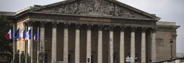 Un projet de loi pour annuler le droit des algériens aux pensions... le fachosphère va pouvoir arrêter d'hurler... c'est en quelque sorte un cadeau pour elle... de la part des "marcheurs"