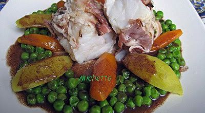 Lotte en habit de lard paysan, légumes croquants, réduction de vin rouge