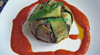 Charlotte à l'agneau légèrement épicé et à la courgette-aubergine, coulis de poivron
