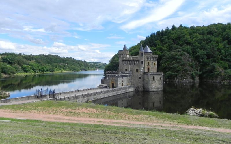 Le petit chateau de la Roche près de Villerest