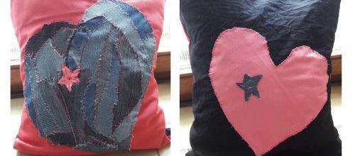 Un coussin rose coeur de jean