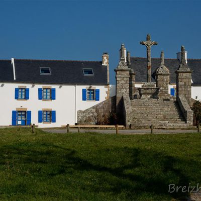 Saint-Cado : Calvaire et maisons de pêcheurs