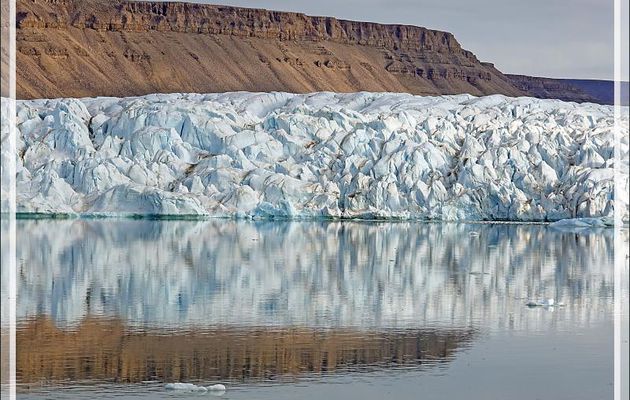 L'étonnante architecture des glaces du glacier Croker Bay - Devon Island - Nunavut - Canada