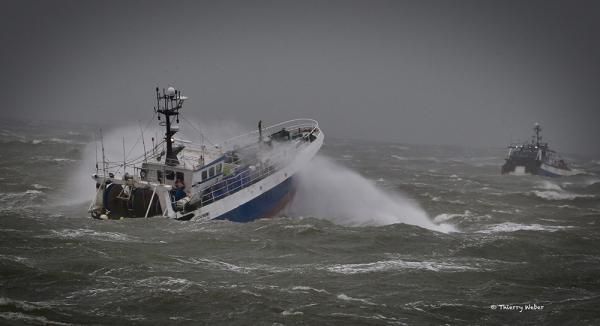 bateau dans la tempete