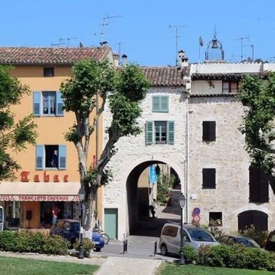 Valbonne Alpes Maritimes " ces photos  prises il y a quelques années , je les ai scannées, j'ai revu ce village il n'y a pas très longtemps ,il n'a pas changé