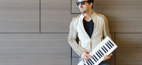 Julien Simoni séduit avec son single Conspiracy Song